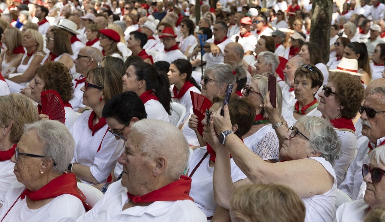 Los Sanfermines dedican su pen&uacute;ltimo d&iacute;a a las personas mayores con misa, rondallas y la Orquesta Mondrag&oacute;n