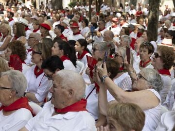Los Sanfermines dedican su pen&uacute;ltimo d&iacute;a a las personas mayores con misa, rondallas y la Orquesta Mondrag&oacute;n