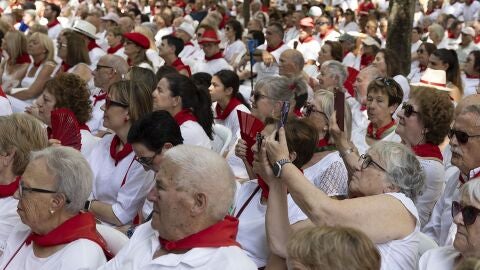 Los Sanfermines dedican su pen&uacute;ltimo d&iacute;a a las personas mayores con misa, rondallas y la Orquesta Mondrag&oacute;n