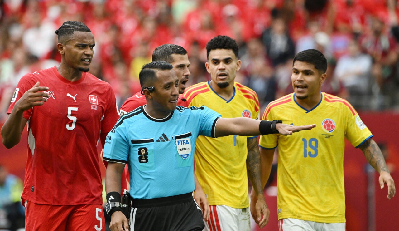 El salvadore&ntilde;o Iv&aacute;n Barton, en el Suiza - Colombia de octavos