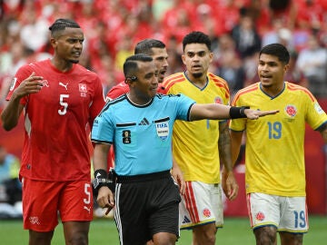 El salvadore&ntilde;o Iv&aacute;n Barton, en el Suiza - Colombia de octavos