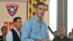  El presidente del Gobierno, Pedro S&aacute;nchez, acompa&ntilde;ado del presidente de la Junta de Andaluc&iacute;a, Juanma Moreno (i), durante su intervenci&oacute;n este lunes en el Puesto de Mando Avanzado de Turre