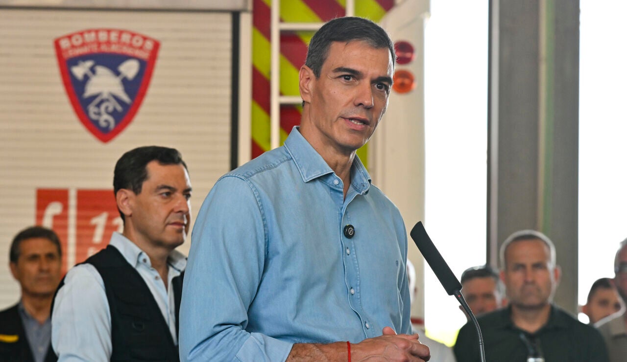  El presidente del Gobierno, Pedro S&aacute;nchez, acompa&ntilde;ado del presidente de la Junta de Andaluc&iacute;a, Juanma Moreno (i), durante su intervenci&oacute;n este lunes en el Puesto de Mando Avanzado de Turre