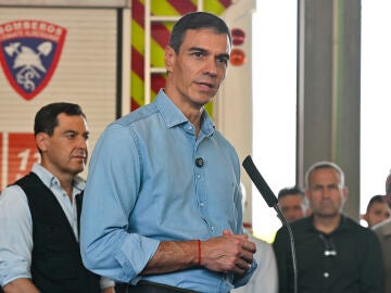  El presidente del Gobierno, Pedro S&aacute;nchez, acompa&ntilde;ado del presidente de la Junta de Andaluc&iacute;a, Juanma Moreno (i), durante su intervenci&oacute;n este lunes en el Puesto de Mando Avanzado de Turre