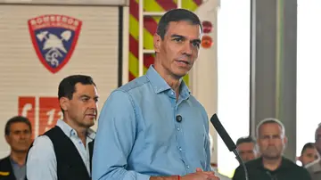 El presidente del Gobierno, Pedro Sánchez, acompañado del presidente de la Junta de Andalucía, Juanma Moreno (i), durante su intervención este lunes en el Puesto de Mando Avanzado de Turre El presidente del Gobierno, Pedro Sánchez, acompañado del presidente de la Junta de Andalucía, Juanma Moreno (i), durante su intervención este lunes en el Puesto de Mando Avanzado de Turre