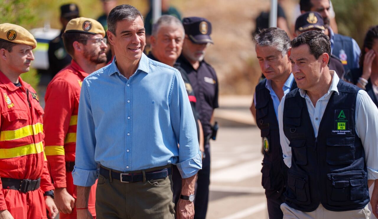 El presidente del Gobierno, Pedro S&aacute;nchez, y el presidente de la Junta de Andaluc&iacute;a, Juanma Moreno, en el puesto de mando avanzado instalado en Turre 