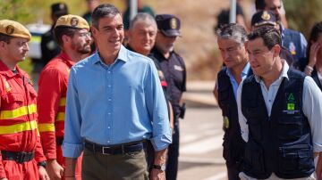El presidente del Gobierno, Pedro S&aacute;nchez, y el presidente de la Junta de Andaluc&iacute;a, Juanma Moreno, en el puesto de mando avanzado instalado en Turre 