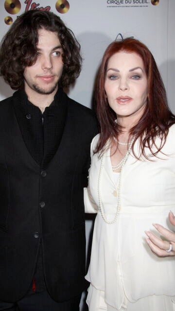 Priscilla Presley junto a su hijo Navarone Garibaldi