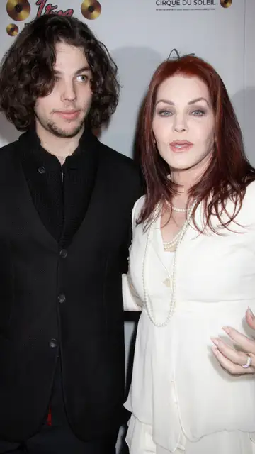 Priscilla Presley junto a su hijo Navarone Garibaldi Priscilla Presley junto a su hijo Navarone Garibaldi