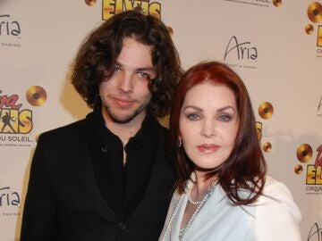 Priscilla Presley junto a su hijo Navarone