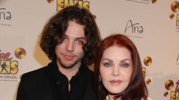 Priscilla Presley junto a su hijo Navarone
