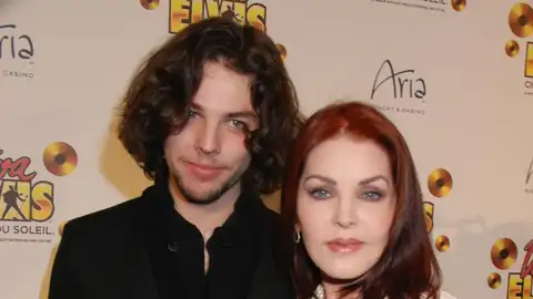 Priscilla Presley junto a su hijo Navarone Priscilla Presley junto a su hijo Navarone