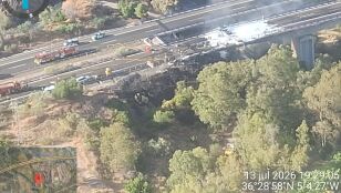 Vista a&eacute;rea del incendio extinguido en la AP-7 a la altura de Benahav&iacute;s (M&aacute;laga)