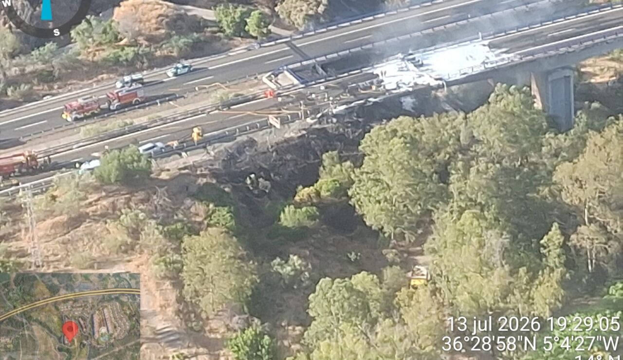 Vista a&eacute;rea del incendio extinguido en la AP-7 a la altura de Benahav&iacute;s (M&aacute;laga)