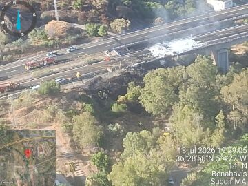 Vista a&eacute;rea del incendio extinguido en la AP-7 a la altura de Benahav&iacute;s (M&aacute;laga)