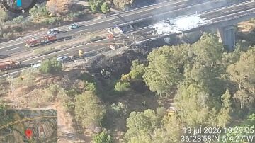 Vista a&eacute;rea del incendio extinguido en la AP-7 a la altura de Benahav&iacute;s (M&aacute;laga)