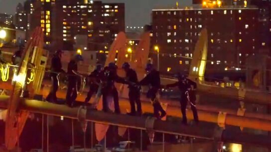 La Polic&iacute;a de Nueva York rescata a una mujer en el Puente de Brooklyn