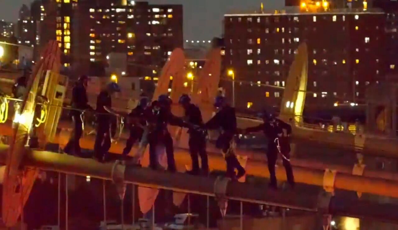 La Polic&iacute;a de Nueva York rescata a una mujer en el Puente de Brooklyn