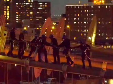 La Policía de Nueva York rescata a una mujer en el Puente de Brooklyn La Policía de Nueva York rescata a una mujer en el Puente de Brooklyn