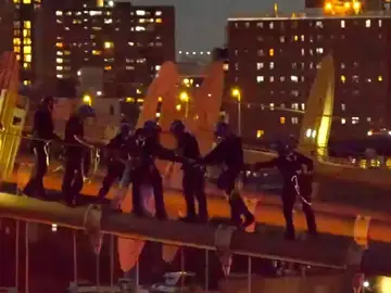 La Policía de Nueva York rescata a una mujer en el Puente de Brooklyn La Policía de Nueva York rescata a una mujer en el Puente de Brooklyn