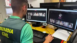 Imagen de los agentes de la Guardia Civil investigando las fotografías Imagen de los agentes de la Guardia Civil investigando las fotografías