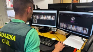 Imagen de los agentes de la Guardia Civil investigando las fotograf&iacute;as