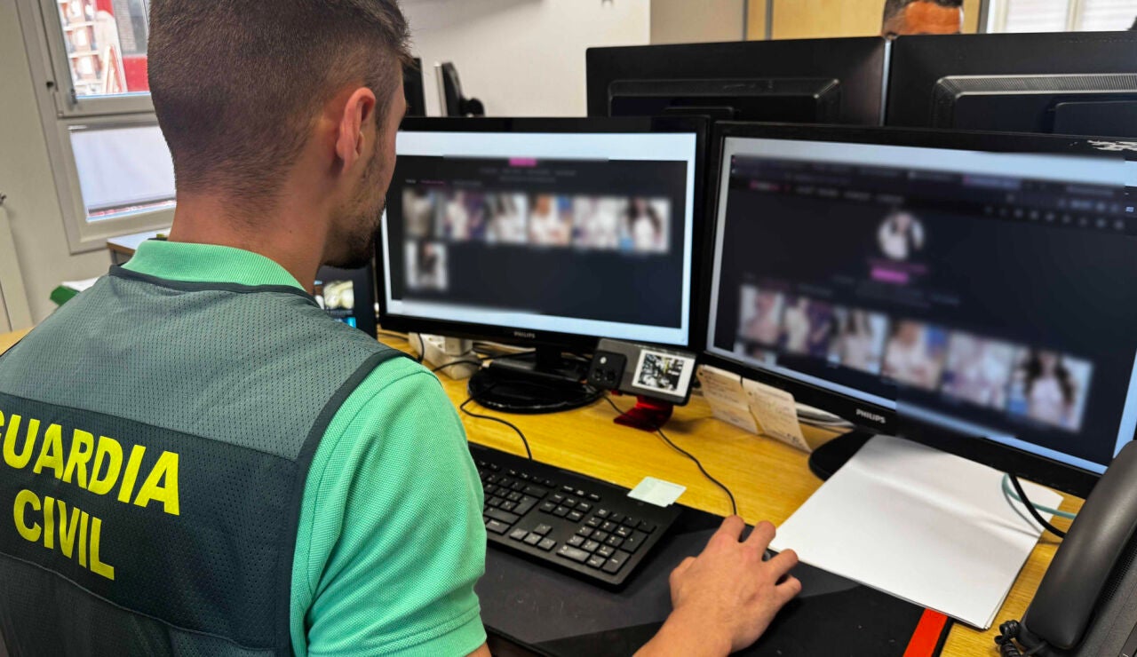 Imagen de los agentes de la Guardia Civil investigando las fotograf&iacute;as