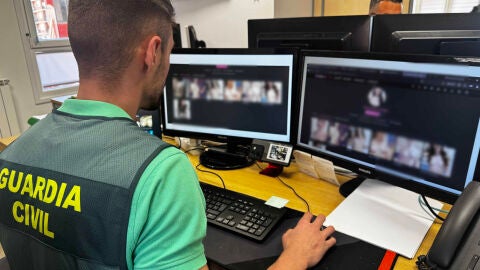 Imagen de los agentes de la Guardia Civil investigando las fotograf&iacute;as