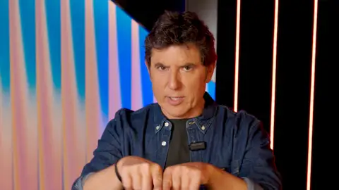 “Vamos a ir al VAR con esta pregunta”: Manel Fuentes se atreve con una nueva versión de ¡Salta! “Vamos a ir al VAR con esta pregunta”: Manel Fuentes se atreve con una nueva versión de ¡Salta!