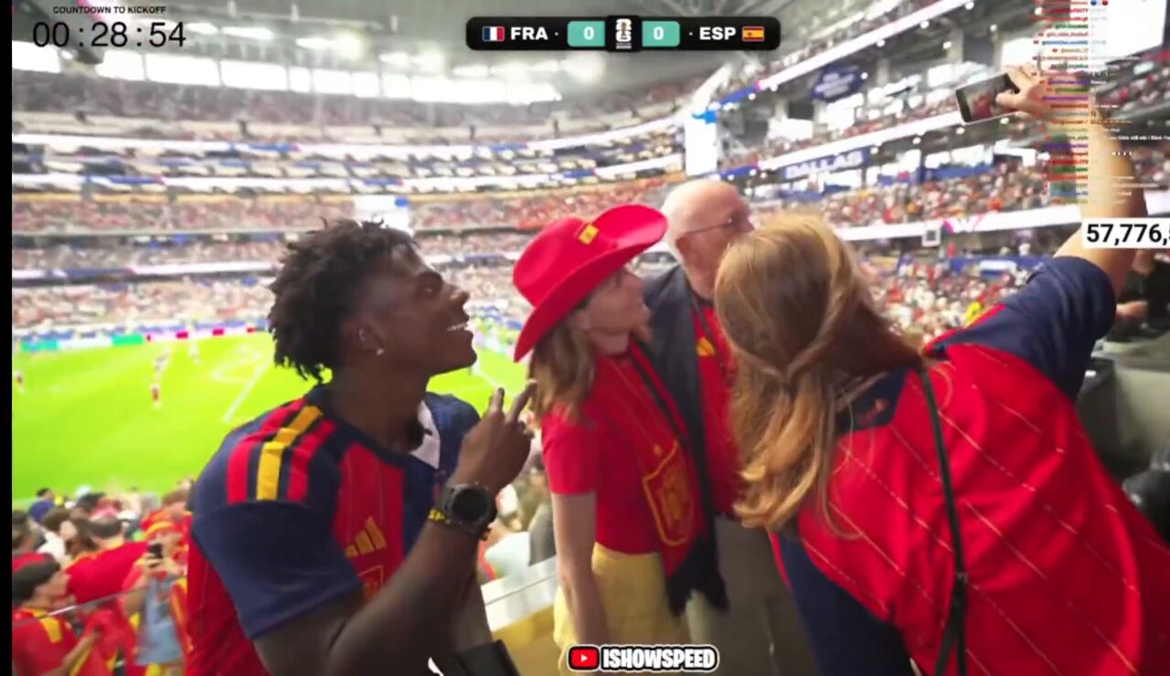 El youtuber IshowSpeed junto a Ana Bot&iacute;n y Juan Roig tom&aacute;ndose un selfie en la semifinal entre Espa&ntilde;a y Francia en el Mundial de 2026.