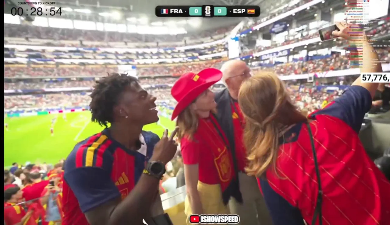 El youtuber IshowSpeed junto a Ana Botín y Juan Roig tomándose un selfie en la semifinal entre España y Francia en el Mundial de 2026.
