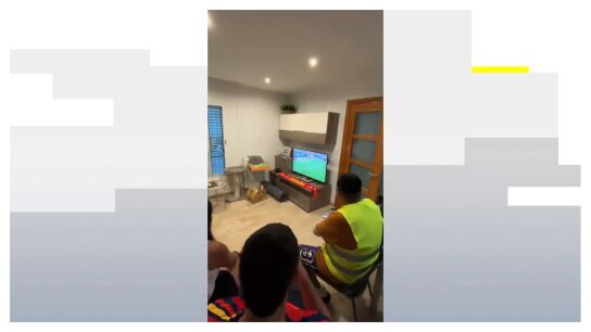 Imagen del repartidor de comida viendo el partido