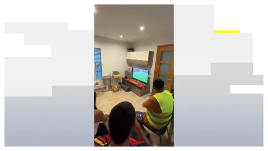 Imagen del repartidor de comida viendo el partido Imagen del repartidor de comida viendo el partido