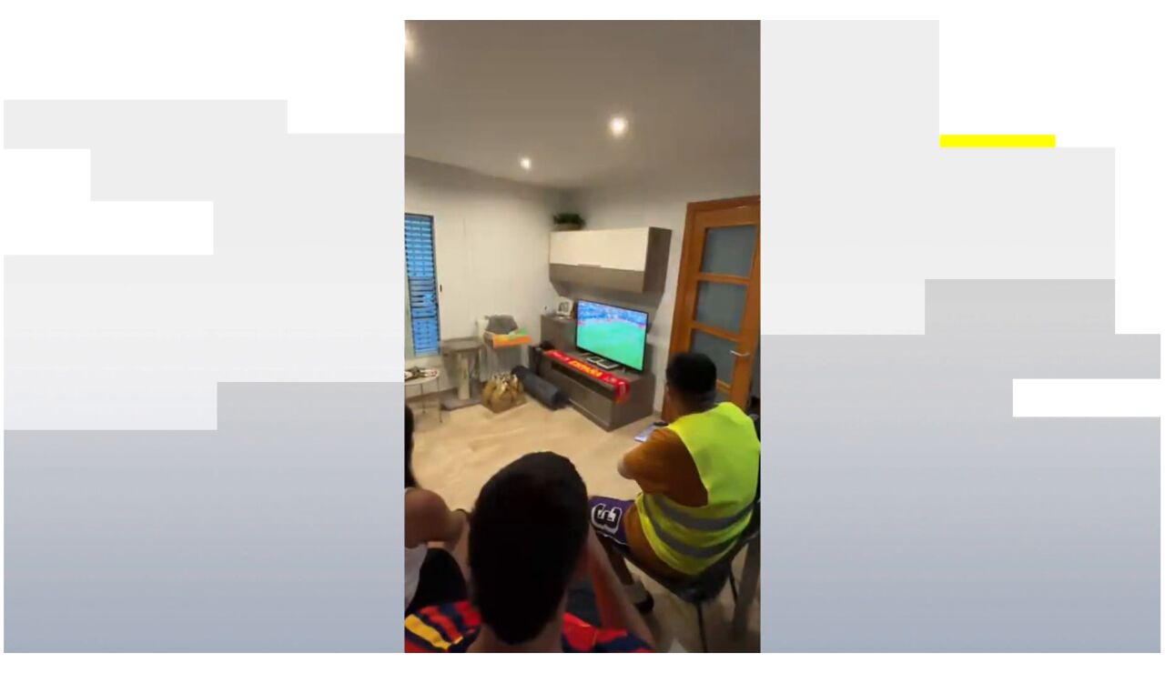 Imagen del repartidor de comida viendo el partido