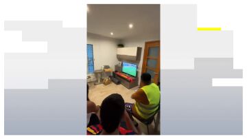 Imagen del repartidor de comida viendo el partido