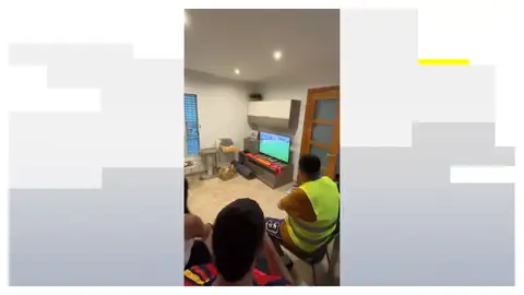 Imagen del repartidor de comida viendo el partido Imagen del repartidor de comida viendo el partido