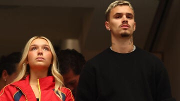 Harper Seven junto a su hermano Romeo Beckham, animando a Espa&ntilde;a
