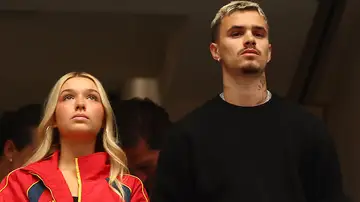 Harper Seven junto a su hermano Romeo Beckham, animando a España Harper Seven junto a su hermano Romeo Beckham, animando a España