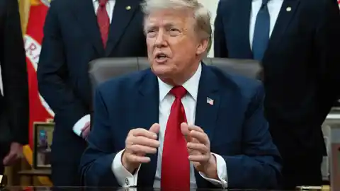 O.Próximo.- Trump quiere cobrar por la "protección" prestada a Arabia Saudí, EAU, Qatar, Bahréin y Kuwait frente a Irán July 13, 2026, Washington, District Of Columbia, USA: United States President Donald J Trump gives remarks to the press as during an Executive Order signing ceremony for an order that will modify two Utah monuments in the Oval Office of the White House in Washington, DC, USA, on Monday, July 13, 2026 Europa Press/Contacto/Aaron Schwartz - Pool via CN 13/07/2026 ONLY FOR USE IN SPAIN