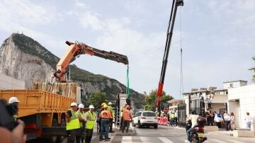 Imagen del acto oficial de demolici&oacute;n de la Verja de Gibraltar