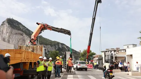Imagen del acto oficial de demolición de la Verja de Gibraltar Imagen del acto oficial de demolición de la Verja de Gibraltar