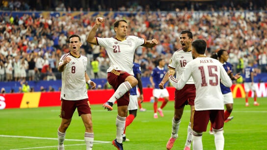 Oyarzabal celebra su gol de penalti a Francia