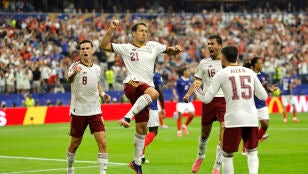 Oyarzabal celebra su gol de penalti a Francia