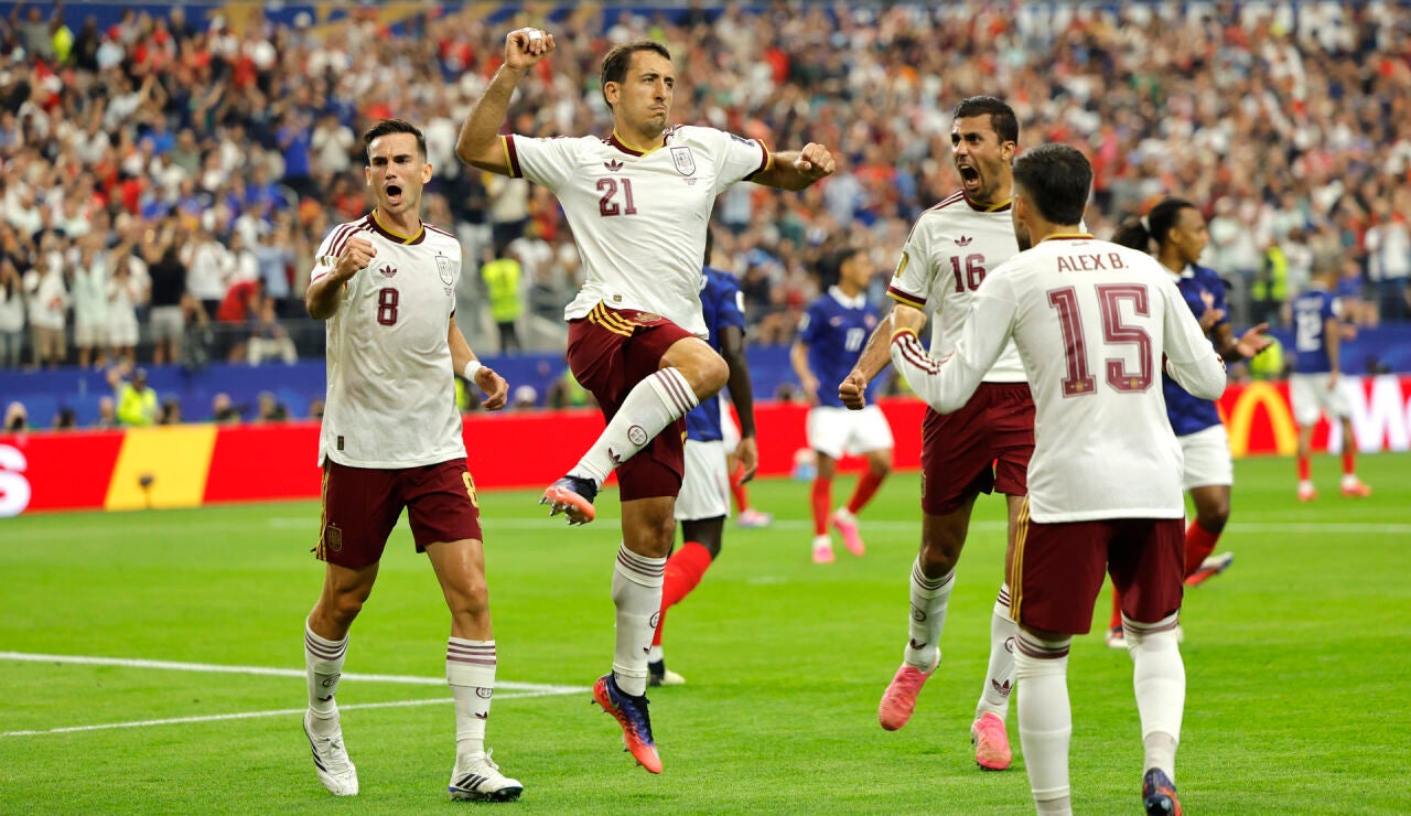 Oyarzabal celebra su gol de penalti a Francia