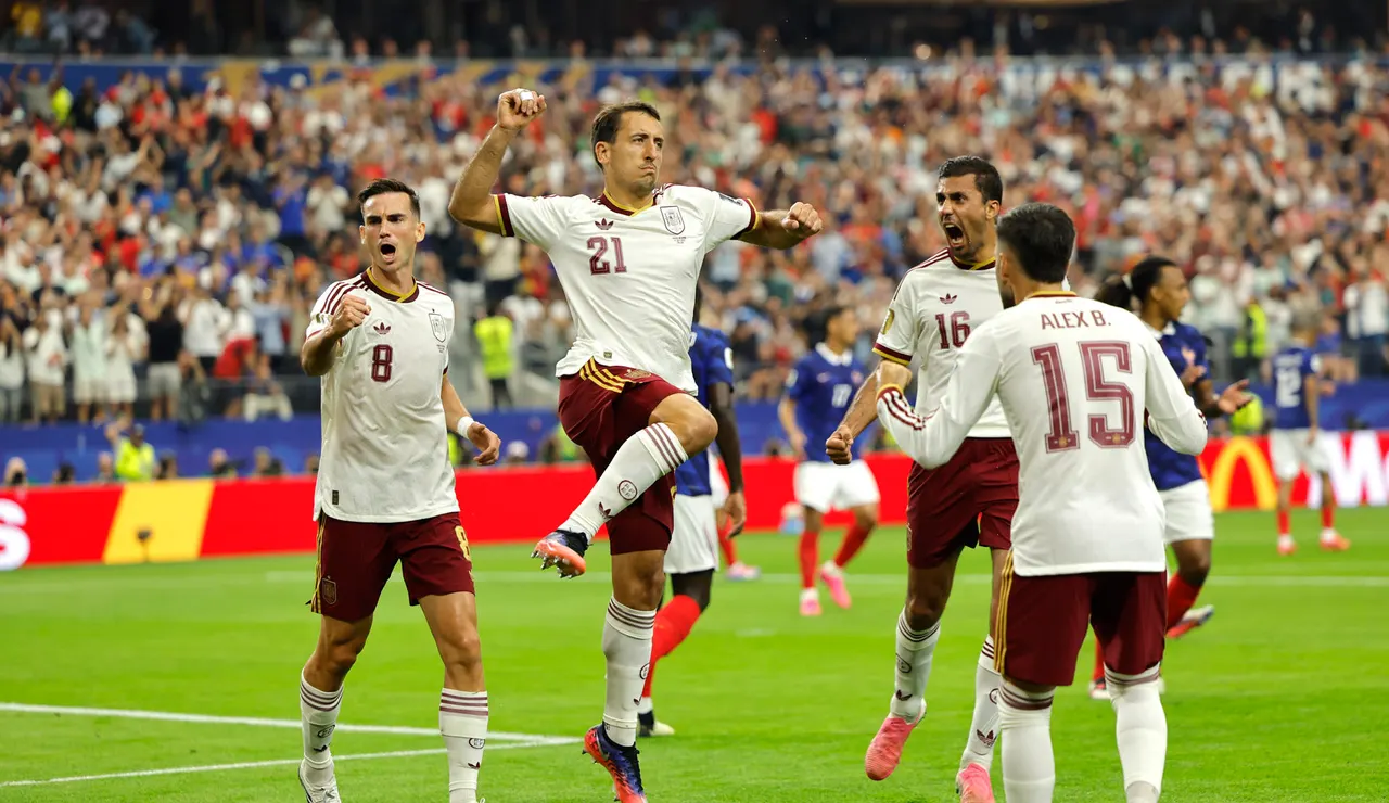 Oyarzabal celebra su gol de penalti a Francia