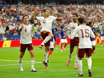 Oyarzabal celebra su gol de penalti a Francia