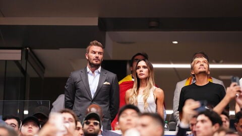 David y Victoria Beckham en las gradas