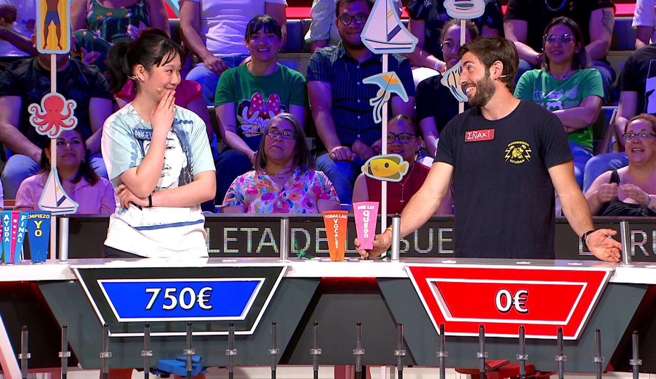 &ldquo;Ha llegado el momento de ver a un bombero robar&rdquo;: I&ntilde;aki le roba un panel magn&iacute;fico a &Aacute;ngela