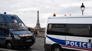Imagen de un furg&oacute;n de la polic&iacute;a en Fracia 
