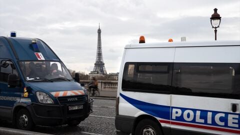 Imagen de un furg&oacute;n de la polic&iacute;a en Fracia 